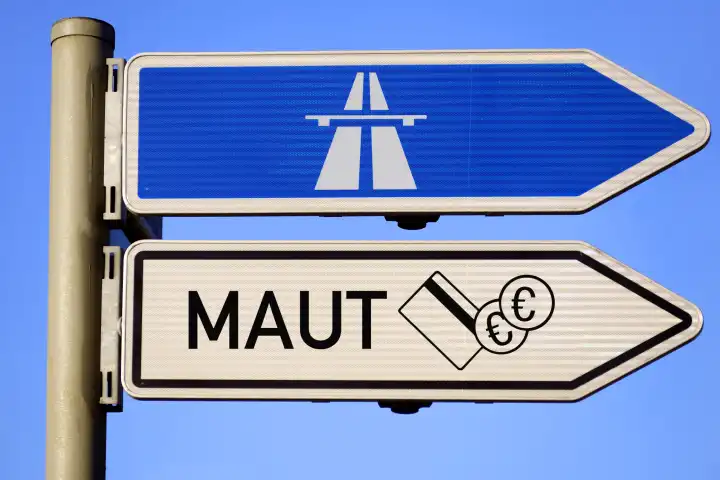 Wegweiser Autobahn und Schild mit der Aufschrift Maut, Symbolfoto PKW-Maut