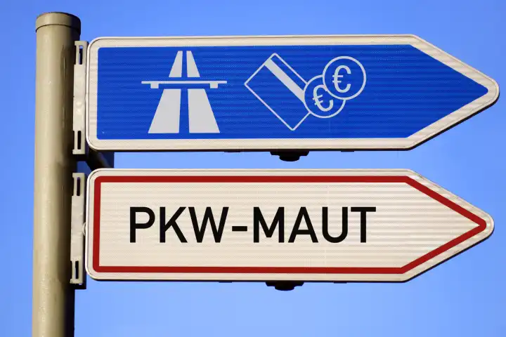 Wegweiser Autobahn und Schild mit der Aufschrift PKW-Maut