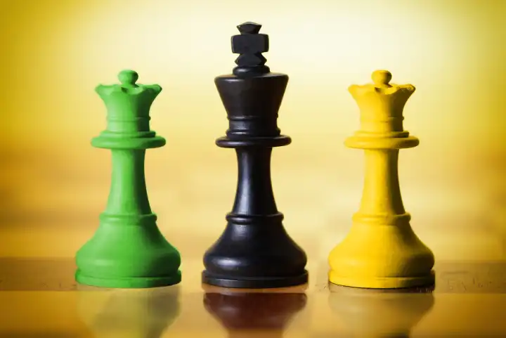 Schachfiguren in den Farben Schwarz, Gelb und Grün, Symbolfoto Jamaika-Koalition
