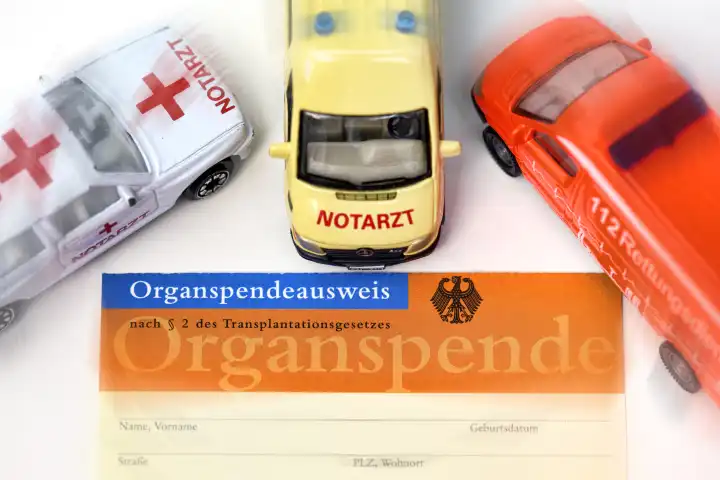 Organspendeausweis und Rettungswagen