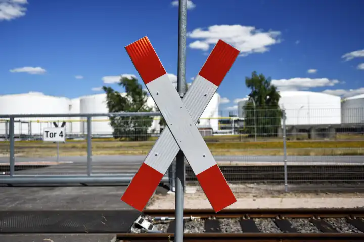Andreaskreuz an einem Bahnübergang in Hamburg, Deutschland
