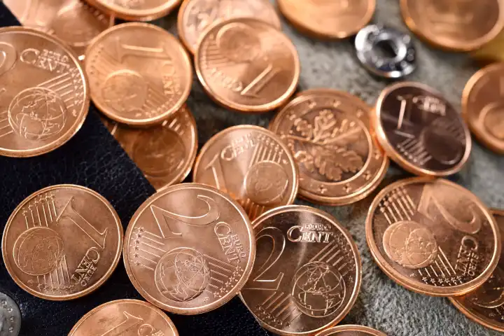 Ein- und Zwei-Cent-Münzen auf einem Portemonnaie