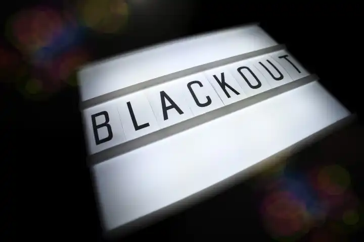 Leuchttafel mit der Aufschrift Blackout, Symbolfoto für großflächigen Stromausfall