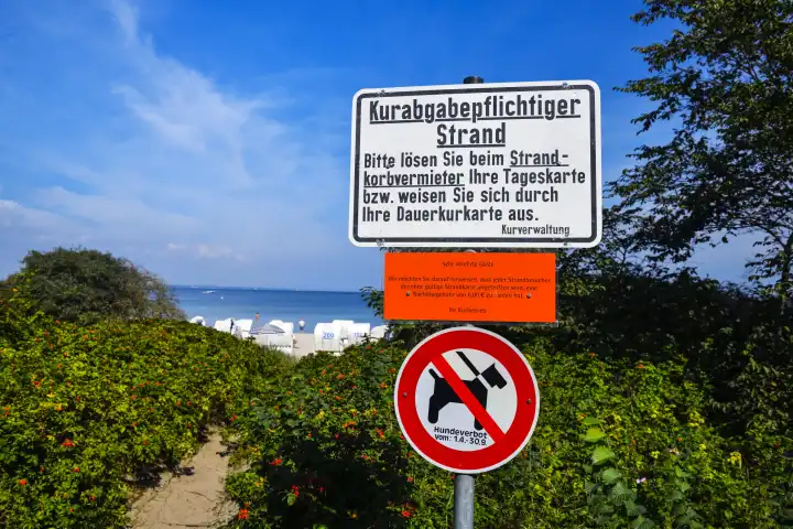 Kurabgabepflichtiger Strand, Schild an der Ostsee in Timmendorfer Strand, Schleswig-Holstein, Deutschland
