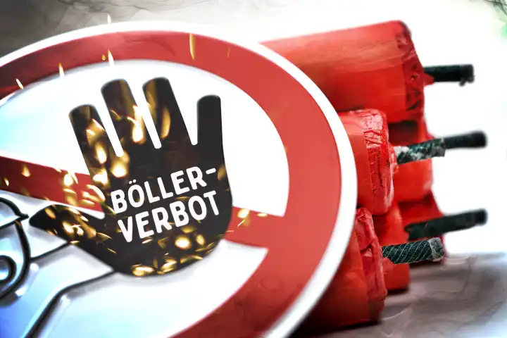 Gestapelte Böller und Warnschild, Symbolfoto Böllerverbot in Innenstädten