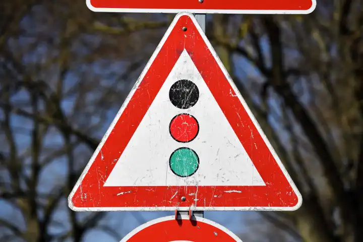 Traffic light sign, black red green, three party coalition, symbolic image