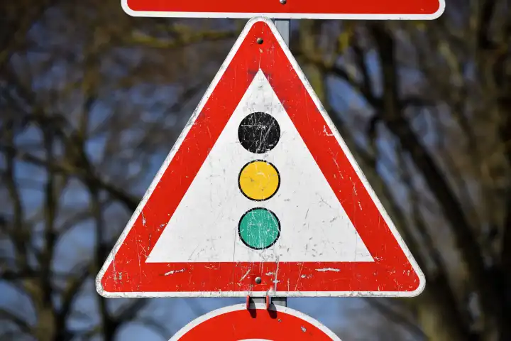 Traffic light sign, black yellow green, three party coalition, symbolic image