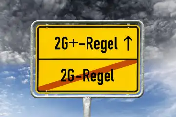 Schild mit Aufschrift 2G-Regel und 2G Plus-Regel, Symbolfoto für zusätzliche Testung von Geimpften und Genesenen