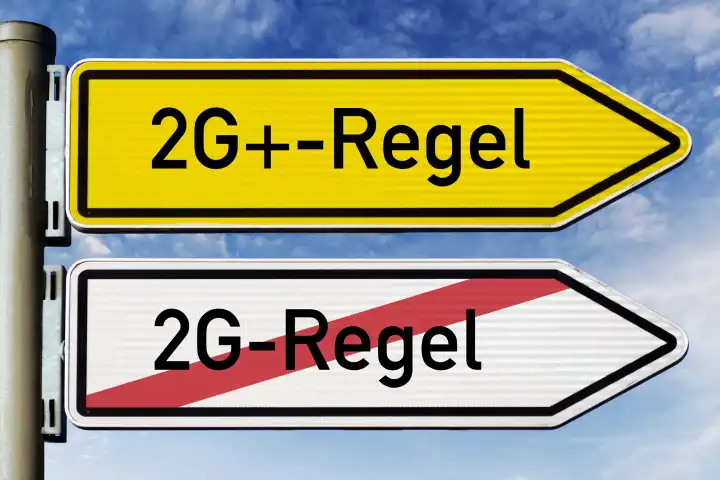 Wegweiser mit Aufschrift 2G-Regel und 2G Plus-Regel, Symbolfoto für zusätzliche Testung von Geimpften und Genesenen