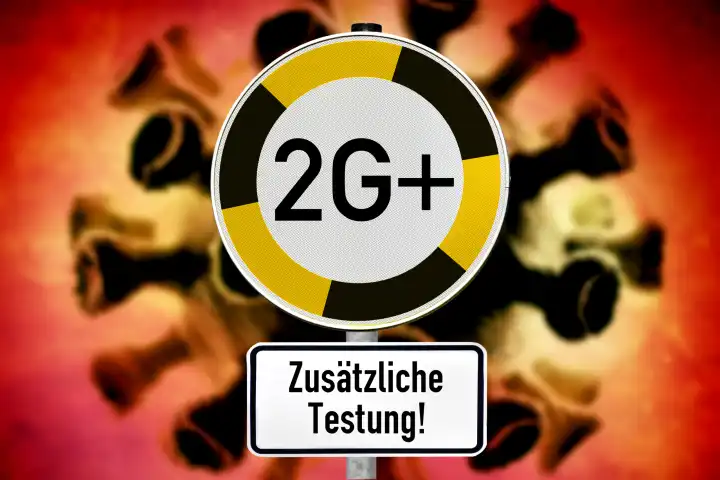 Schild mit Aufschrift 2G und Schild mit Aufschrift zusätzliche Testung, Symbolfoto für zusätzliche Testung von Geimpften und Genesenen