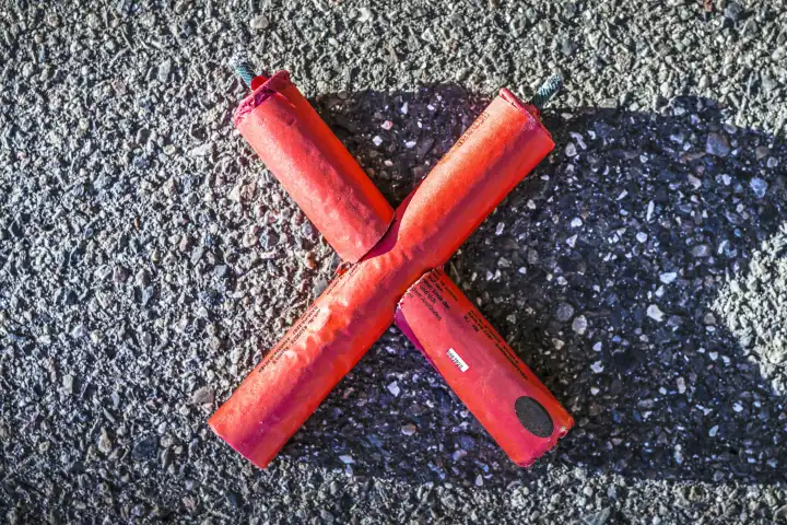 Zwei Böller formen ein X, Symbolfoto Böller- und Feuerwerksverbot