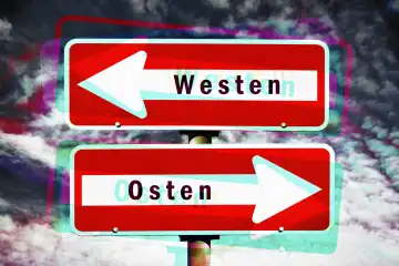 Einbahnstraßenschilder mit Aufschrift Westen und Osten