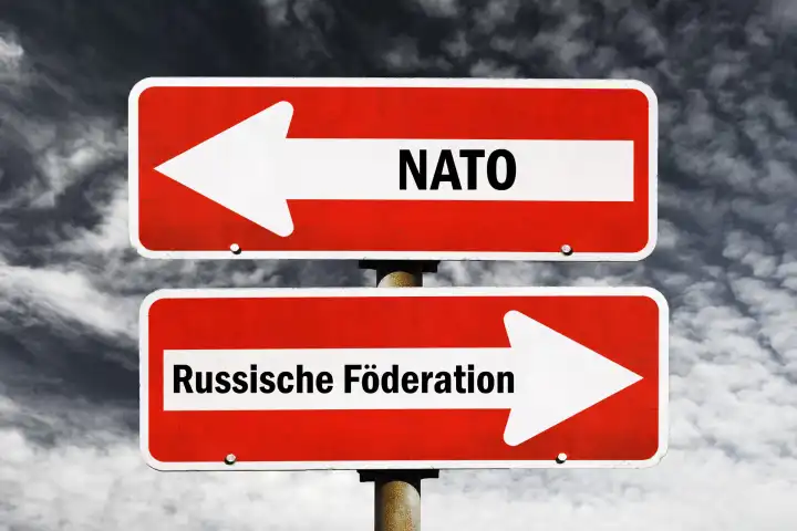 Einbahnstraßenschilder mit Aufschrift NATO und Russische Föderation