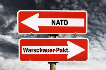 Einbahnstraßenschilder mit Aufschrift NATO und durchgestrichener Aufschrift Warschauer Pakt