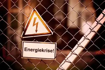 Schild mit Strompfeil und der Aufschrift Energiekrise