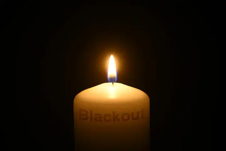 Brennende Kerze mit Schriftzug Blackout