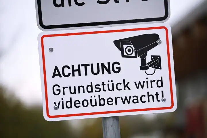 Ein Schild informiert über Videoüberwachung