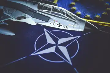 Militärjetmodell auf NATO-Fahne, Symbolfoto Air Defender 2023 Nato-Luftmanöver