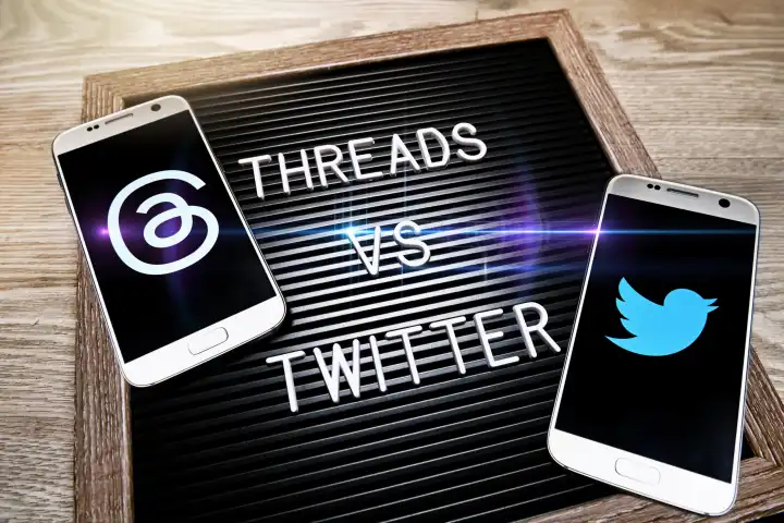 Auf einer Tafel steht Threads vs Twitter, neuer Kurznachrichtendienst Threads will Twitter Konkurrenz machen