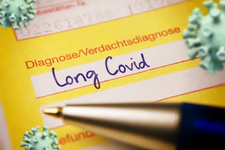 Ärztlicher Überweisungsschein mit Diagnose Long Covid und Coronaviren