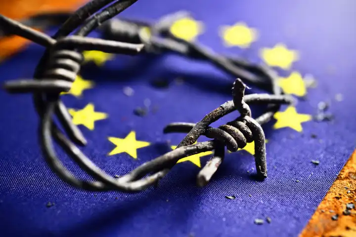 Stacheldraht auf EU-Fahne, Symbolfoto Migrationskrise