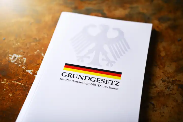 Schriftzug Migration auf Fahne von Deutschland, Symbolfoto Migrationskrise
