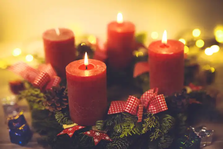 Adventskranz mit drei brennenden Kerzen