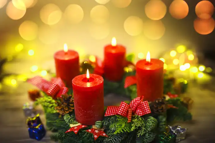 Adventskranz mit vier brennenden Kerzen, Fotomontage