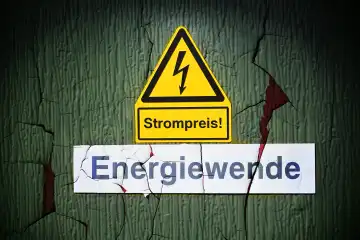 Schild mit Strompfeil und Aufschrift Strompreis und Schild mit Aufschrift Energiewende, Fotomontage