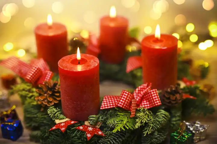 Adventskranz mit vier brennenden Kerzen