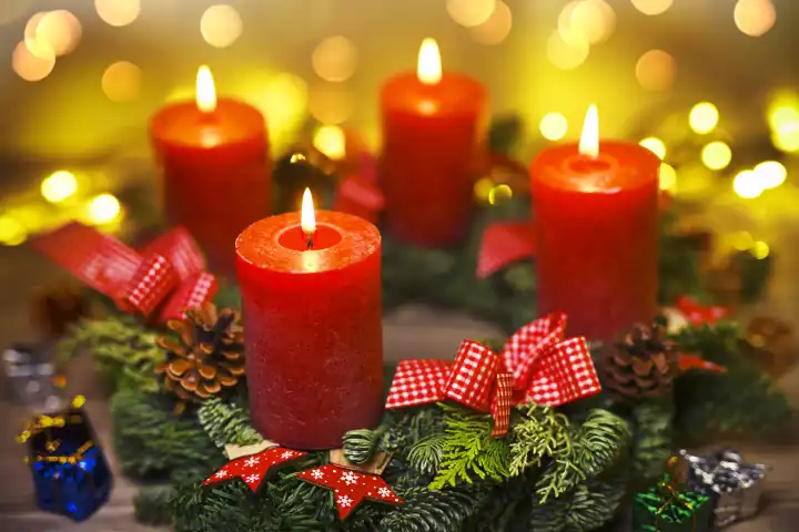 Adventskranz mit vier brennenden Kerzen