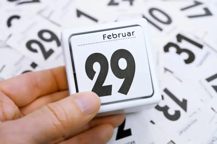 Schalter mit Aufschrift 29. Februar über Kalenderblättern, Symbolfoto Schaltjahr, Schalttag, Fotomontage