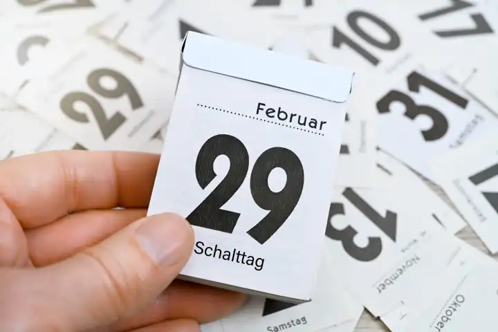 Kalenderblatt vom 29. Februar mit Aufschrift Schalttag, Symbolfoto Schaltjahr, Fotomontage