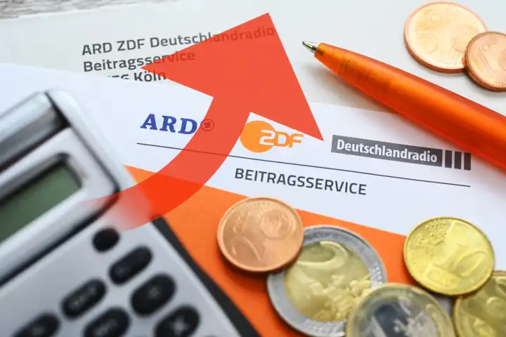 Brief des ARD ZDF Deutschlandradio Beitragsservice mit Geldmünzen und ansteigendem Pfeil, Symbolfoto Erhöhung des Rundfunkbeitrags, Fotomontage