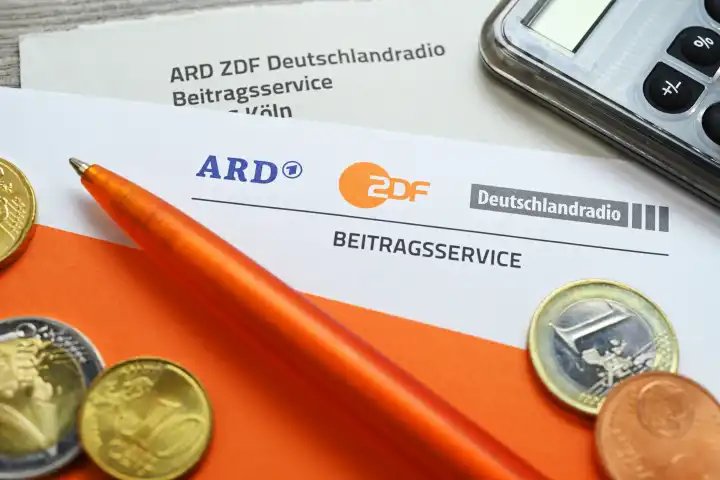 Brief des ARD ZDF Deutschlandradio Beitragsservice mit Taschenrechner und Geldmünzen, Symbolfoto Erhöhung des Rundfunkbeitrags