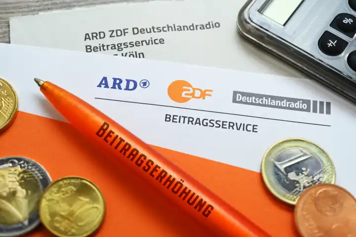 Brief des ARD ZDF Deutschlandradio Beitragsservice und Kugelschreiber mit Aufschrift Beitragserhöhung, Symbolfoto Erhöhung des Rundfunkbeitrags, Fotomontage