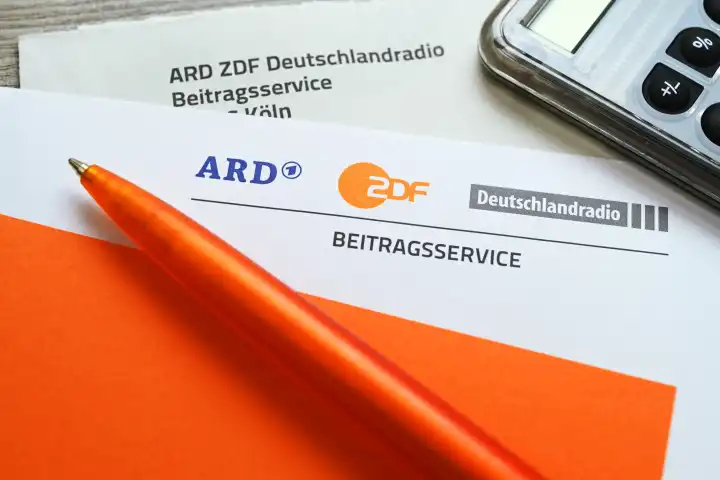 Brief des ARD ZDF Deutschlandradio Beitragsservice mit Taschenrechner, Symbolfoto Erhöhung des Rundfunkbeitrags
