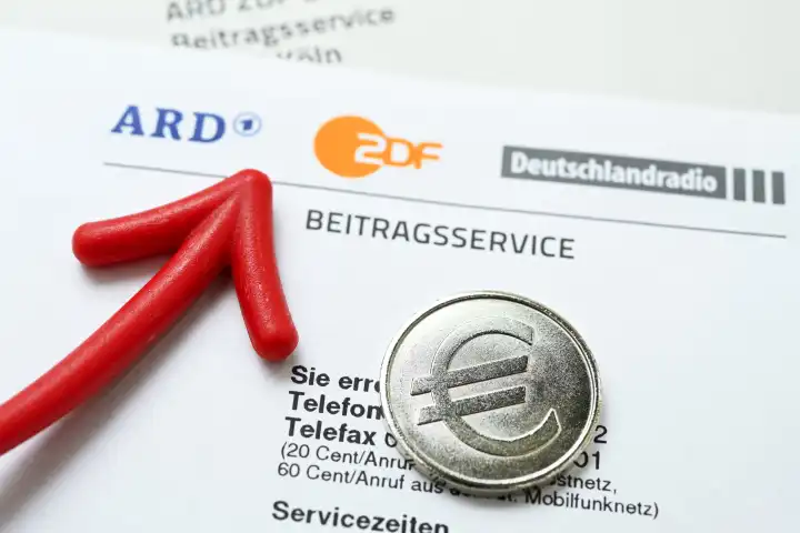 Brief des ARD ZDF Deutschlandradio Beitragsservice mit rotem Pfeil und Münze mit Eurozeichen, Symbolfoto Erhöhung des Rundfunkbeitrags