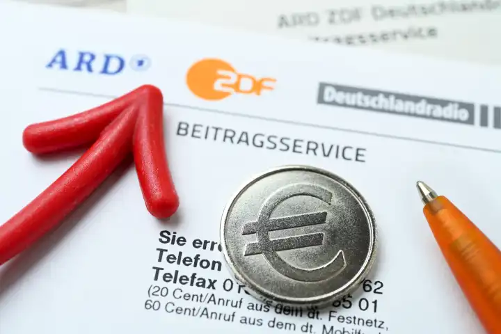 Brief des ARD ZDF Deutschlandradio Beitragsservice mit rotem Pfeil und Münze mit Eurozeichen, Symbolfoto Erhöhung des Rundfunkbeitrags