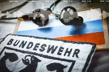 Bundeswehr-Aufnäher und Kopfhörer auf Russland-Fahne mit Tonspur, Symbolfoto Taurus-Abhöraffäre, Fotomontage