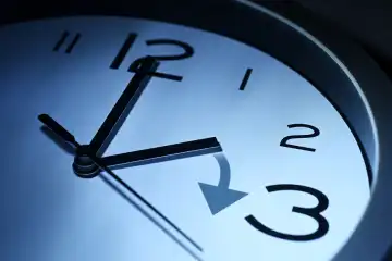 Uhr in der Nacht mit dem Zeitraum der Zeitumstellung auf Sommerzeit von 2 auf 3 Uhr morgens, Fotomontage