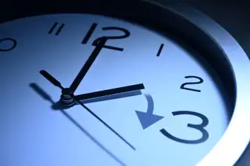 Uhr in der Nacht mit dem Zeitraum der Zeitumstellung auf Sommerzeit von 2 auf 3 Uhr morgens, Fotomontage