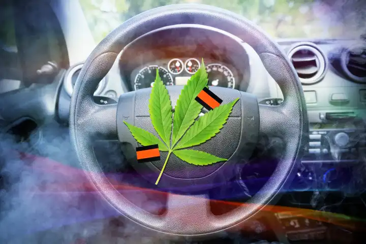 Cannabis-Blatt auf einem Lenkrad im Auto, Symbolfoto Cannabis-Konsum und Autofahren, Fotomontage
