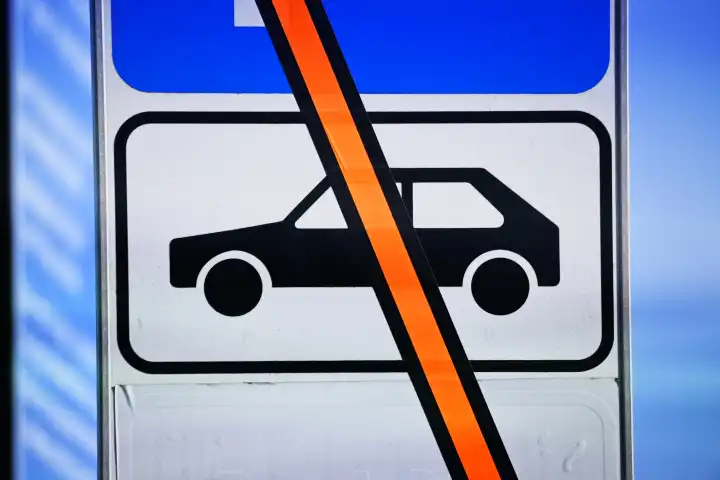 Verkehrsschild mit durchgestrichenem PKW-Symbol, Symbolfoto Fahrverbot