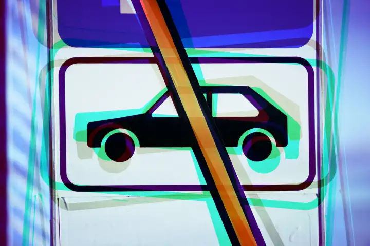 Verkehrsschild mit durchgestrichenem PKW-Symbol, Symbolfoto Fahrverbot, Fotomontage