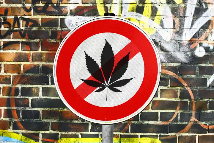 Schild mit durchgestrichenem Cannabisblatt vor einer Mauer, Cannabis-Verbot, Fotomontage