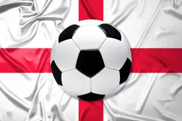 Schwarz-Weißer Lederfußball mit Fahne von England, Fotomontage