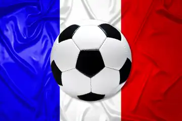 Schwarz-Weißer Lederfußball mit Fahne von Frankreich, Fotomontage