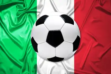 Schwarz-Weißer Lederfußball mit Fahne von Italien, Fotomontage