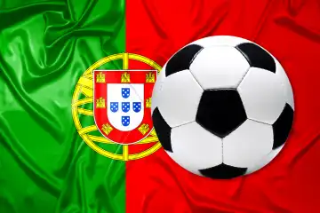 Schwarz-Weißer Lederfußball mit Fahne von Portugal, Fotomontage